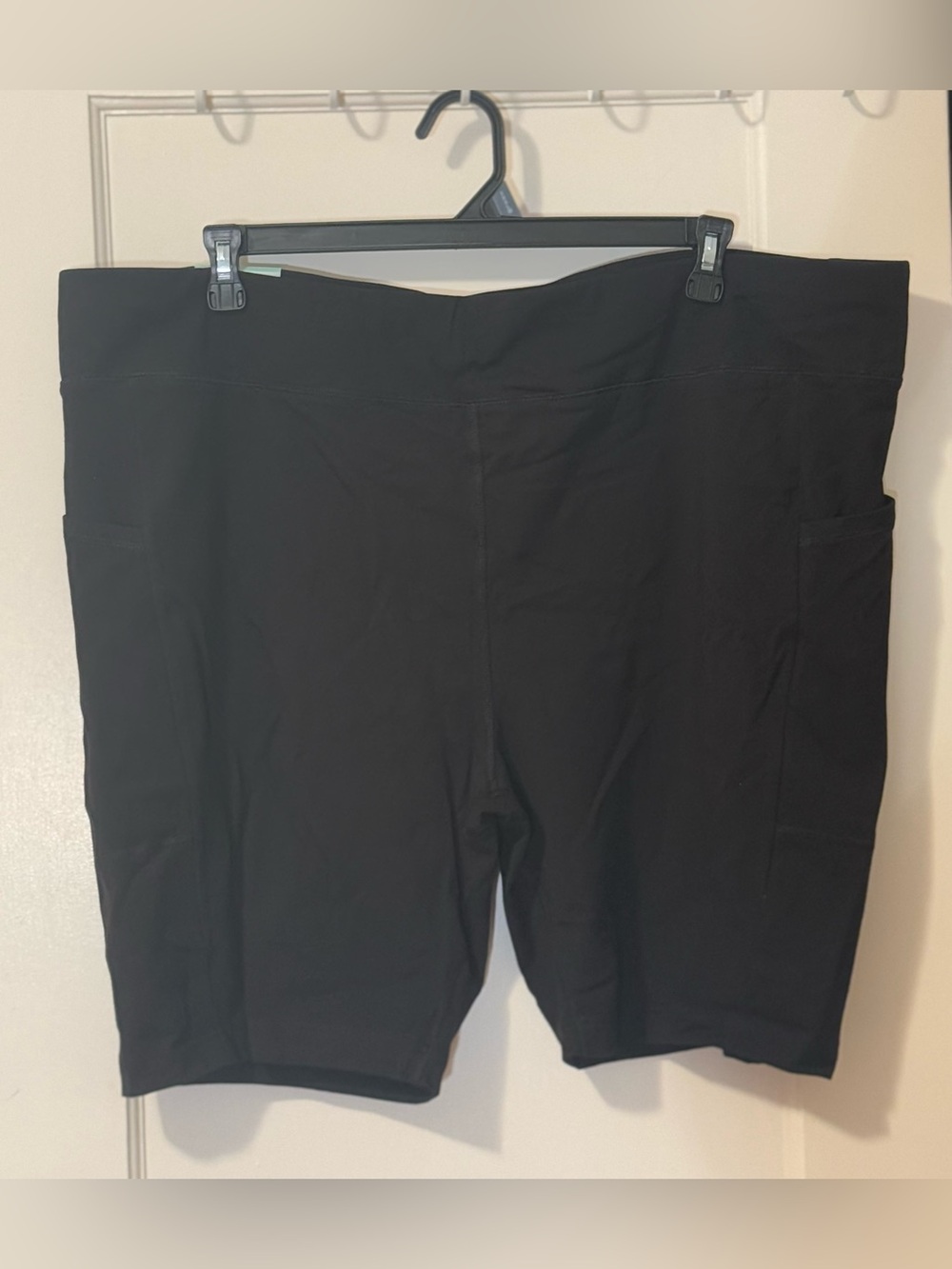 Terra & Sky Black High-Rise Athletic Bike Shorts with Side Pockets